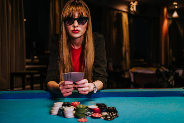 sirendi899 live casino with baccarat, roulette, and blackjack tables on mobile screen